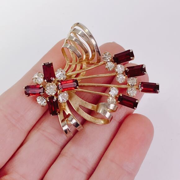 VTG 1940s Retro Moderne Gold Tone Ruby Red Rhinestone Ribbon Spray Brooch Iconic - Picture 2 of 10